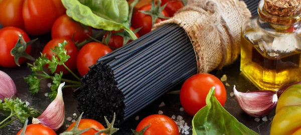 Raw squid ink pasta and vegetables — Stock Photo, Image