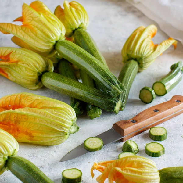 Junge Zucchini mit Blüten — Stockfoto
