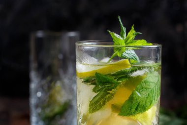 Ev yapımı tazeleyici mojito kokteyli, uzun bardakta, yakın plan.