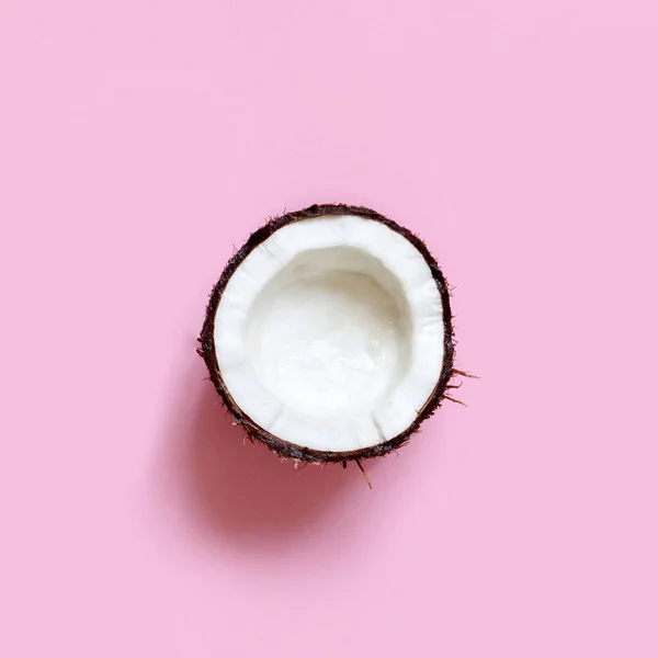 Kokosnoot Stuk Een Licht Roze Achtergrond Bovenaanzicht — Stockfoto