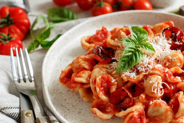 Zuid Italiaanse Pasta Orecchiette Met Tomatensaus Cacioricotta Kaas Close — Stockfoto