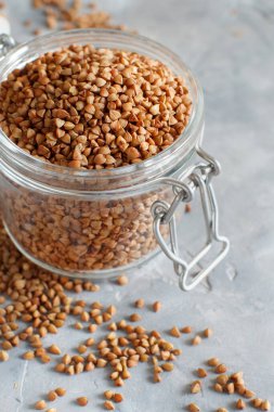 Kavanozda çiğ karabuğday taneleri yakın plan. 