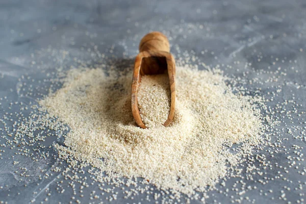 Semi Fonio Crudi Crudi Con Cucchiaio Fondo Grigio Vicino — Foto Stock