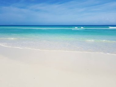 Beyaz sahil ve Karayip Denizi güneşli bir günde