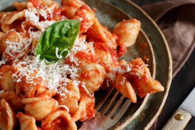 Domates soslu ve cacioricotta peynirli Güney İtalya makarnası.