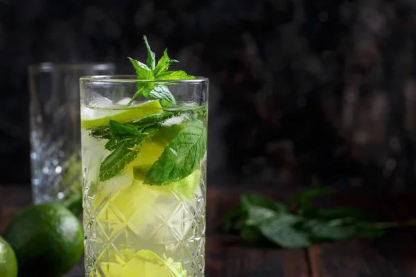 Hausgemachter Erfrischender Mojito Cocktail Einem Hohen Glas Großaufnahme — Stockfoto