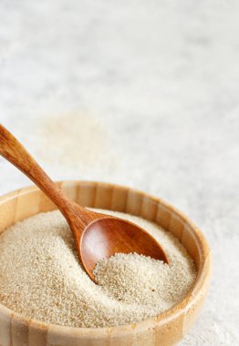 Bir kase çiğ fonio tohumu ve bir kaşık yakın çekim 