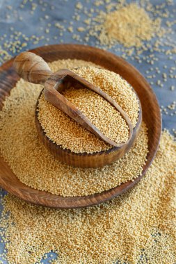 Bir kase çiğ Amaranth Grain ve bir kepçe yakın çekim