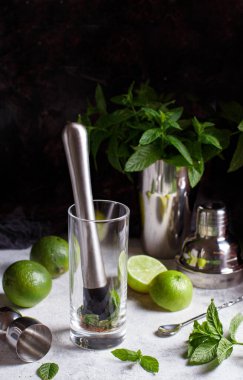 Büyük bardakta mojito kokteyli. Barmen aletleriyle yakın plan.