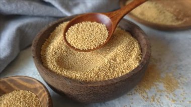 Çiğ Amaranth tohumları kasede, kaşıkla yakın plan.