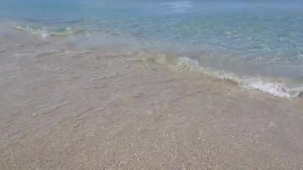Close up de ondas quebrar na praia de areia amarela tropical — Vídeo de Stock