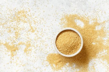 Beyaz bir masa üzerinde bir kase Ham Amaranth Grain üst görünümü