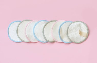 Pembe arkaplan görünümünde çevre dostu makyaj giderici pedleri hizada