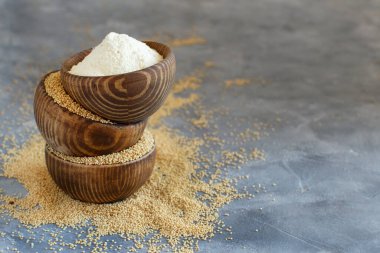 Bir kase çiğ Amaranth unu ve tohumları fotokopi alanına yakın.