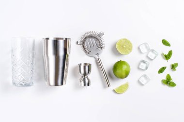 Mojito kokteyl üst görünümü için malzeme ve barmen araçları