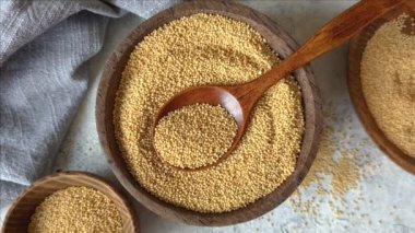 Çiğ Amaranth tohumları kasede, kaşıkla yakın plan.