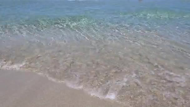 Close up de ondas quebrar na praia de areia amarela tropical — Vídeo de Stock