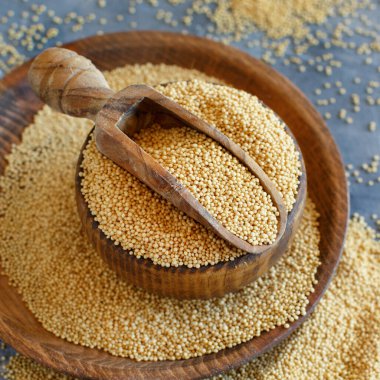 Bir kase çiğ Amaranth Grain ve bir kepçe yakın çekim