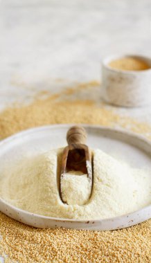 Bir kepçe çiğ Amaranth unu ve Amaranth tohumları yakın çekim