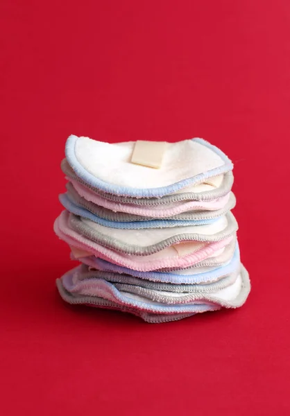 Eco Friendly Reusable Make Remover Pads Line Red Background Top — Stock Photo, Image