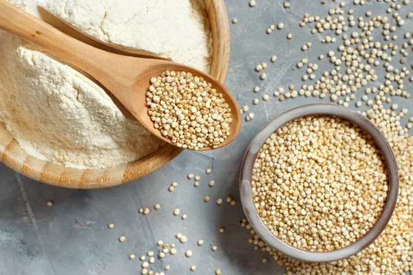 Sementes Farinha Quinoa Branca Crua Uma Vista Superior Mesa Cinza — Fotografia de Stock