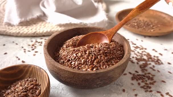 Brown flax biji dalam mangkuk dekat — Stok Video