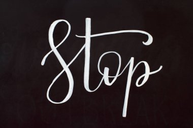 Tebeşir yazıtları siyah karatahtaya yazılmaz. El yazısıyla yazılmış harfler