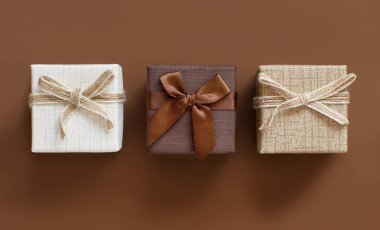 Kahverengi tonlar kahverengi arkaplan görünümünde hediye kutuları