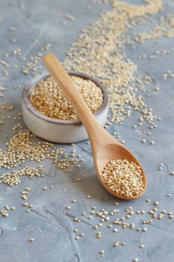 Gri bir masada çiğ beyaz kinoa tohumu yakın plan