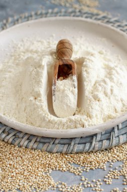 Çiğ beyaz kinoa döşeme ve tohumlar Gri bir masada yakın plan