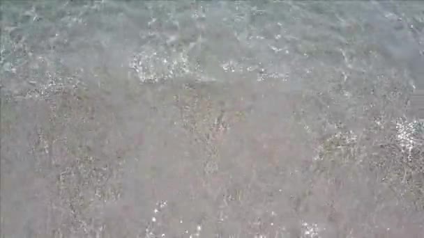 熱帯黄色の砂のビーチで波の休憩の終わり — ストック動画