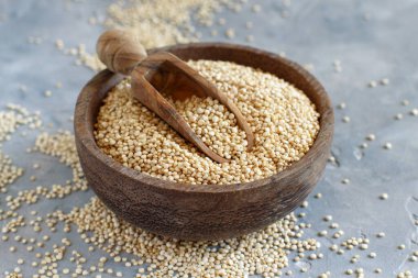 Gri bir masada çiğ beyaz kinoa tohumu yakın plan