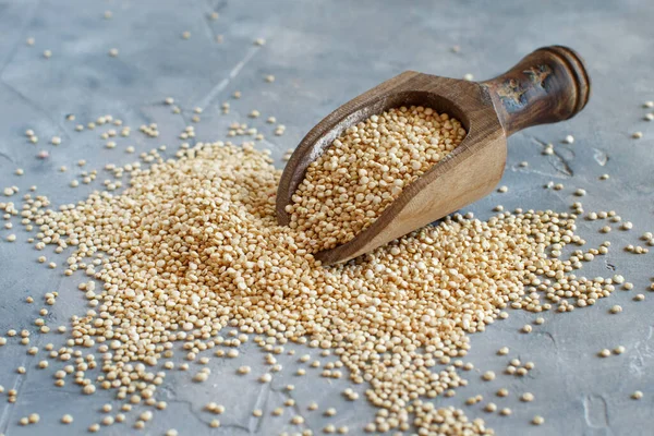 Nyers Száraz Fehér Quinoa Magok Egy Szürke Asztalon Közelről — Stock Fotó