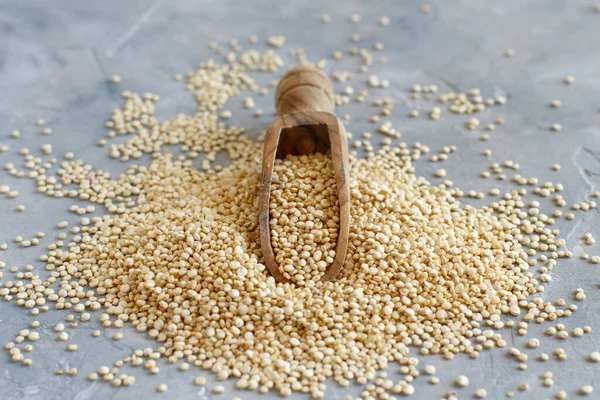 Nyers Száraz Fehér Quinoa Magok Egy Szürke Asztalon Közelről — Stock Fotó