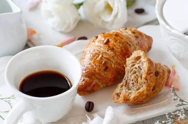 Plateau Petit Déjeuner Romantique Avec Tasse Café Croissant Close — Photo