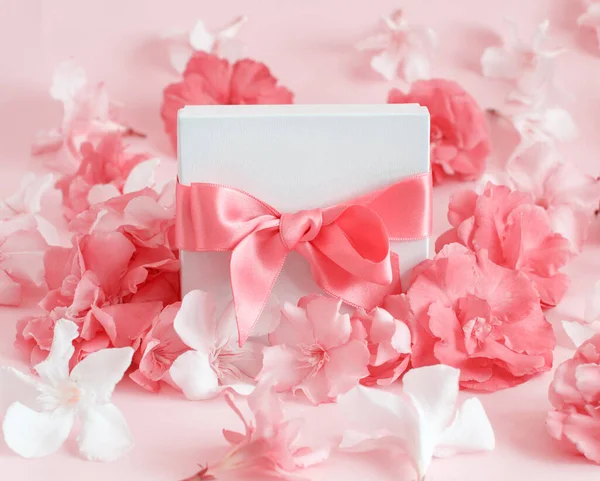 Bílá Dárková Krabice Lukem Mezi Růžovými Květy Zblízka — Stock fotografie