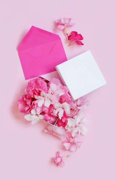 Envelope Rosa Caixa Presente Cheia Flores Sobre Fundo Rosa Vista — Fotografia de Stock