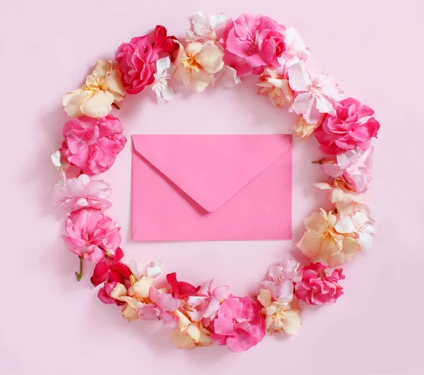 Envelope Rosa Uma Moldura Flores Cor Rosa Sobre Fundo Rosa — Fotografia de Stock