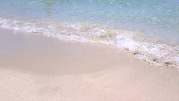 Close up de ondas quebrar na praia de areia amarela tropical — Vídeo de Stock
