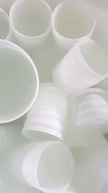 Tuzlu su banyosu manzaralı ricotta peyniri için plastik formlar.