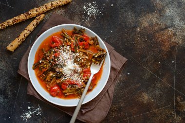 Sağlıklı sotelenmiş yeşil cicory ve üzerinde caccioricotta peyniri olan domatesler.
