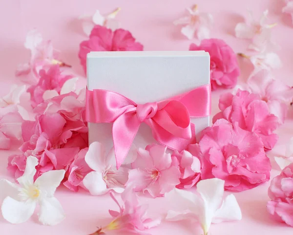 Caja Regalo Blanca Con Lazo Entre Flores Rosadas Cerca — Foto de Stock