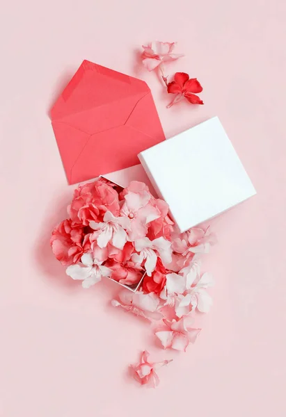Червоний Конверт Подарункова Коробка Повна Квітів Над Рожевим Видом Зверху — стокове фото
