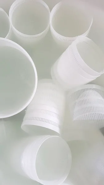 Bentuk Plastik Untuk Pembuatan Keju Ricotta Atas Pemandian Air Asin — Stok Foto