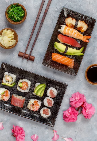 Sushi设置Nigiri和寿司辊在矩形板顶部视图 — 图库照片
