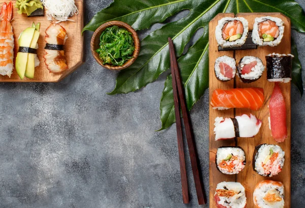 Sushi Set Nigiri Sushi Broodjes Een Houten Blad Bovenaanzicht — Stockfoto