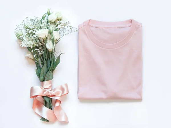 Attrappe Eines Gefalteten Shirts Der Nähe Weißer Blumen — Stockfoto