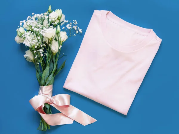 Attrappe Eines Gefalteten Shirts Der Nähe Weißer Blumen — Stockfoto