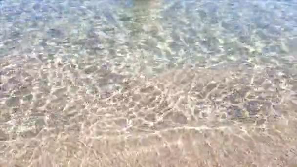 Close up de mãos femininas respingo água do mar — Vídeo de Stock