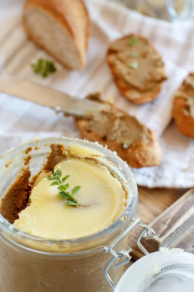 Sandwiches Con Paté Hígado Casero Tarro Paté Una Mesa — Foto de Stock